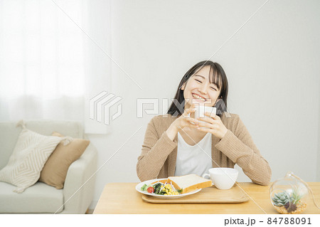 朝食を食べる女性(ホットドリンク) 朝食を食べる女性(ホットドリンク) 84788091