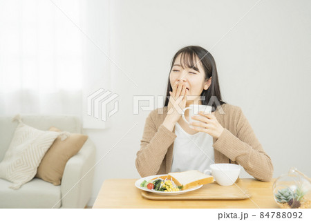 眠い女性(あくび・朝食) 眠い女性(あくび・朝食) 84788092