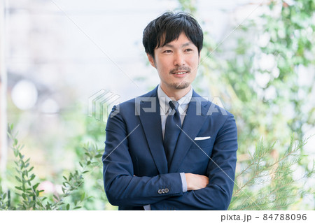 スーツ　ビジネス　男性　人物 84788096