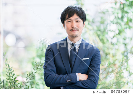 スーツ　ビジネス　男性　人物 84788097