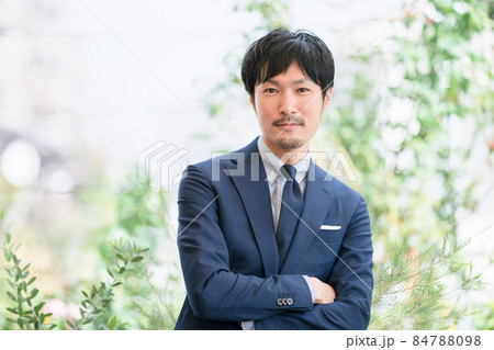スーツ　ビジネス　男性　人物 84788098