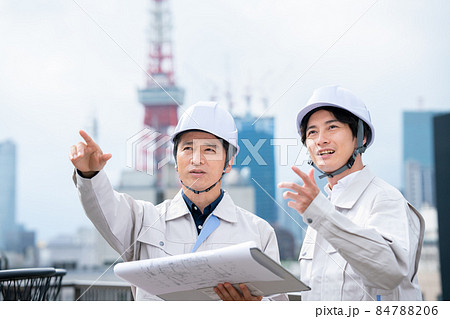 工事現場で図面を見るビジネスマン 撮影協力:WEEK芝大門(サンフロンティア不動産) 工事現場で図面を見るビジネスマン 撮影協力:WEEK芝大門(サンフロンティア不動産) 84788206