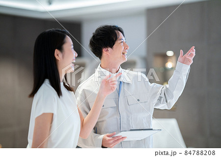 接客でお客さんに説明をする作業員 撮影協力:WEEK芝大門(サンフロンティア不動産) 接客でお客さんに説明をする作業員 撮影協力:WEEK芝大門(サンフロンティア不動産) 84788208