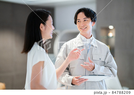 接客でお客さんに説明をする作業員　　撮影協力：WEEK芝大門（サンフロンティア不動産） 84788209