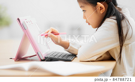 タブレットパソコンで勉強する女の子 84788721