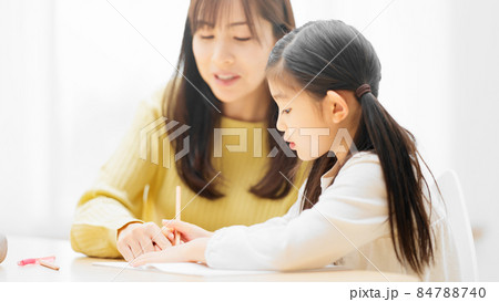 母親に勉強を教えてもらっている娘 母親に勉強を教えてもらっている娘 84788740
