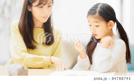 母親に勉強を教えてもらっている娘 母親に勉強を教えてもらっている娘 84788743