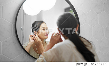 イヤリングを付けるシニア女性 イヤリングを付けるシニア女性 84788772