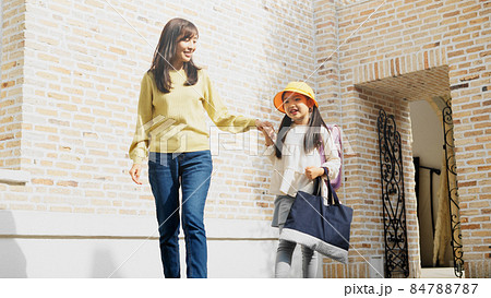 手をつないで歩く親子 手をつないで歩く親子 84788787