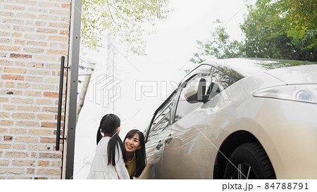 車で娘を送る母親 84788791