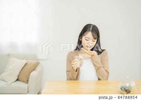 薬を飲む女性 84788954