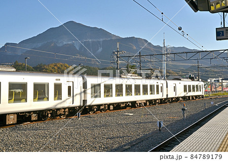 鉄道 私鉄：西武鉄道　秩父のシンボル武甲山とLaview 84789179