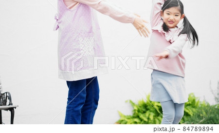 児童園で遊ぶ職員と女の子 84789894