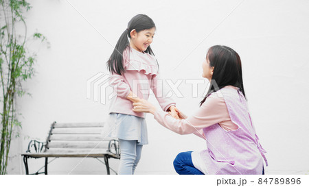児童園で遊ぶ職員と女の子 84789896