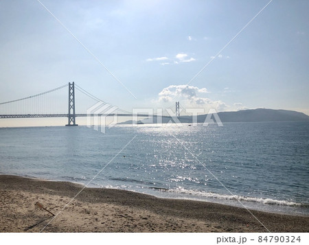 お昼の海と橋 84790324