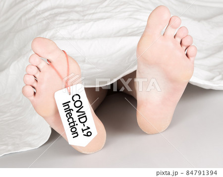 Body with toe tag on white 84791394