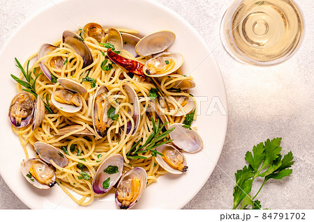 Seafood pasta with clams Spaghetti alle Vongole on a light background 84791702