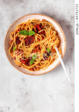 Pasta with bolognese sauce and sun-dried tomatoes Pasta with bolognese sauce and sun-dried tomatoes 84791725