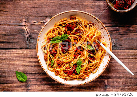 Pasta with bolognese sauce and sun-dried tomatoes Pasta with bolognese sauce and sun-dried tomatoes 84791726