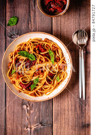 Pasta with bolognese sauce and sun-dried tomatoes Pasta with bolognese sauce and sun-dried tomatoes 84791727