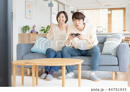 オンラインゲームに熱狂する若いカップル 84791935