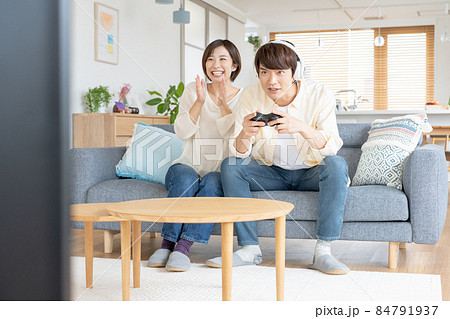 オンラインゲームに熱狂する若いカップル オンラインゲームに熱狂する若いカップル 84791937