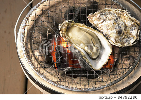 七輪で殻付きのカキを焼く 七輪で殻付きのカキを焼く 84792280