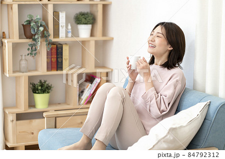 飲み物を飲んでリラックスする女性 84792312
