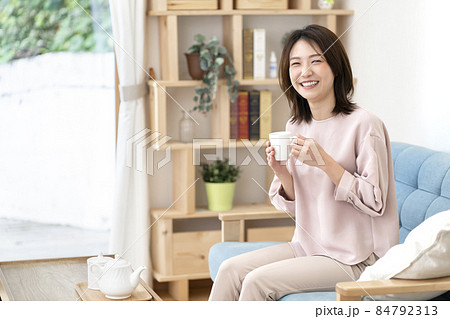 飲み物を飲んでリラックスする女性 84792313