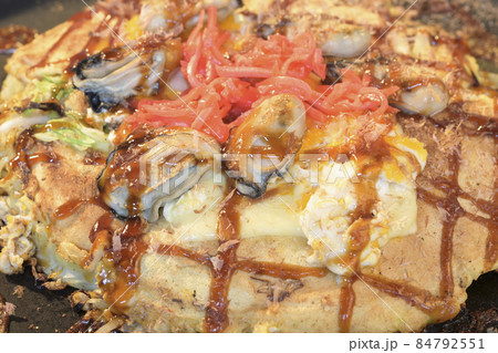ホットプレートの上の牡蠣のお好み焼き ホットプレートの上の牡蠣のお好み焼き 84792551