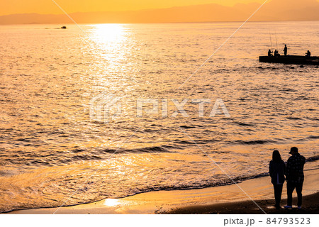 オレンジ色に染まるサンセット、夕日と海、綺麗な夕焼け、マジック