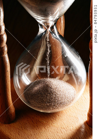 5分を計る砂時計の砂が流れ落ちる瞬間 5分を計る砂時計の砂が流れ落ちる瞬間 84793931