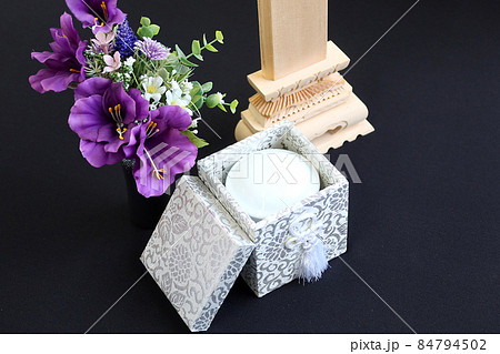 白木位牌(仮のお位牌)と骨壺3 84794502