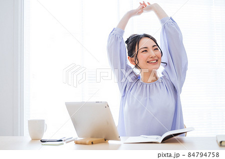 仕事の合間にストレッチする女性 仕事の合間にストレッチする女性 84794758