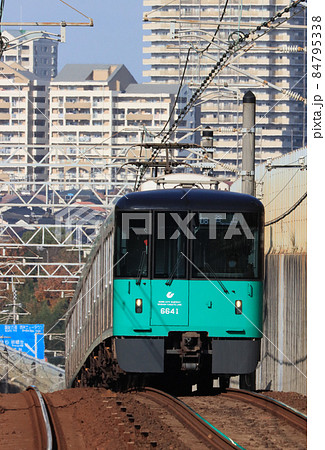 神戸地下鉄6000系 が西神南駅に接近 神戸地下鉄6000系 が西神南駅に接近 84795338