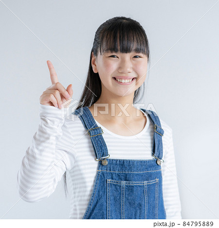 白背景の1番ポーズをする女の子 正方形 白背景の1番ポーズをする女の子 正方形 84795889