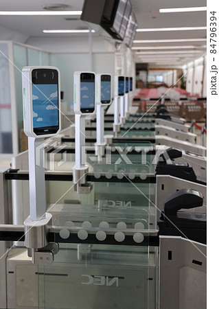 空港の搭乗口に備えられている顔認証ゲート 空港の搭乗口に備えられている顔認証ゲート 84796394