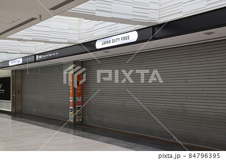 コロナにより閉まってしまった空港の免税店 84796395