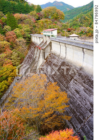 引原ダムと紅葉（兵庫県宍粟市） 84796992