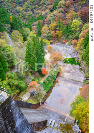 引原ダムと紅葉（兵庫県宍粟市） 84797205