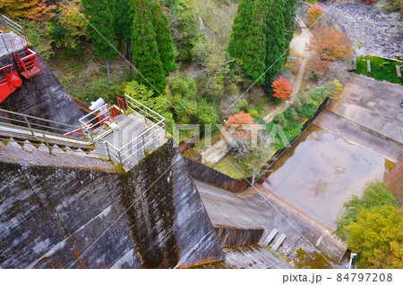 引原ダムと紅葉(兵庫県宍粟市) 引原ダムと紅葉(兵庫県宍粟市) 84797208