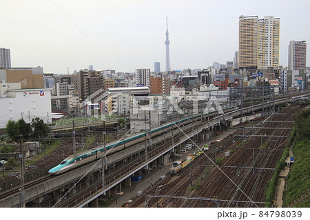 東京都内を行く東北新幹線E5系(単独:10両編成) 東京都内を行く東北新幹線E5系(単独:10両編成) 84798039