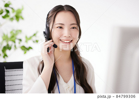 オフィスで仕事をする若いオペレーター 84799306