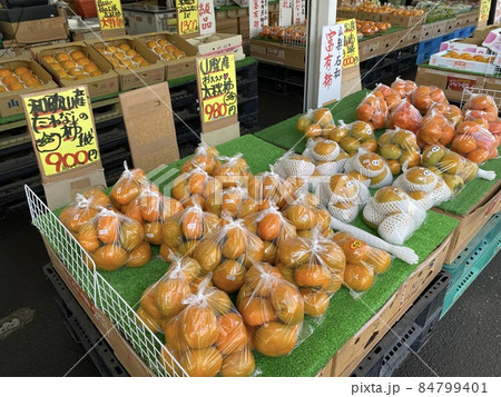 新鮮で激安な青空市場 84799401