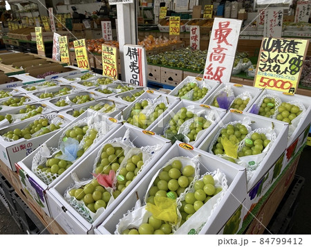 新鮮で激安な青空市場 84799412