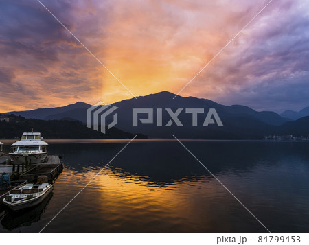 台湾 夜明けの日月潭 朝焼け Sun Moon Lake at dawn, Taiwan 台湾 夜明けの日月潭 朝焼け Sun Moon Lake at dawn, Taiwan 84799453
