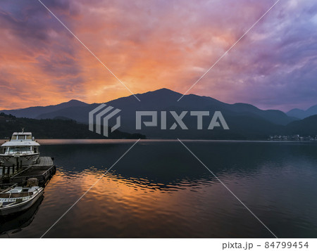 台湾 夜明けの日月潭 朝焼け Sun Moon Lake at dawn, Taiwan 84799454