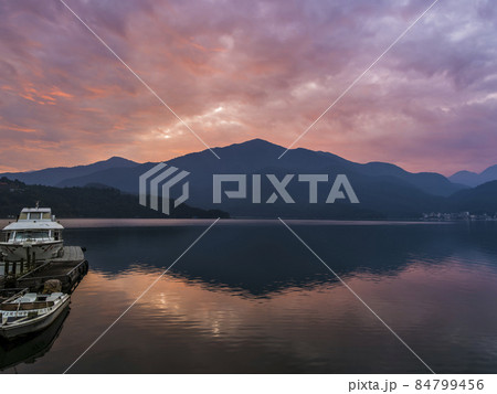 台湾 夜明けの日月潭 朝焼け Sun Moon Lake at dawn, Taiwan 84799456
