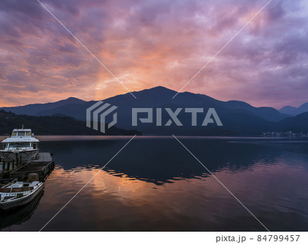 台湾 夜明けの日月潭 朝焼け Sun Moon Lake at dawn, Taiwan 84799457