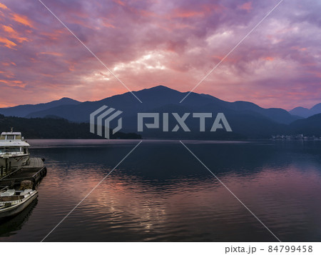 台湾 夜明けの日月潭 朝焼け Sun Moon Lake at dawn, Taiwan 84799458